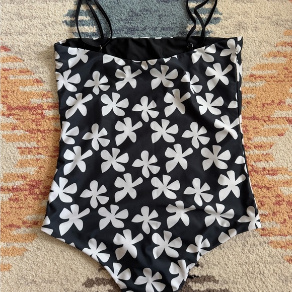 Of One Sea Women’s One Piece - Size M - Picture 4 of 4